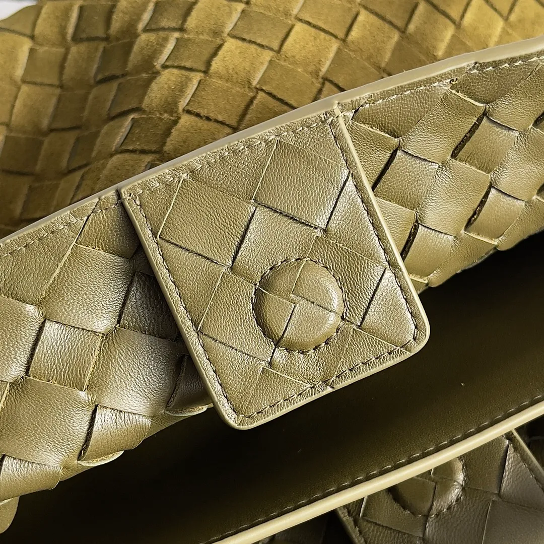 The 2023 new Andiamo batch of 2360 BV has been shipped‼ ️Really popular🔥The new Andiamo woven handbag launched by Bottega Veneta this season is really popular all over the world! ! Celebrities at home and abroad have worn it, and Oscar-winning actress Michelle Yeoh has taken it out on the street. Song Jia, Trai Yara, Yu Feihong, Sanji Ayaka, Rosie Hunting-Whiteley, Yoshioka Riho, etc. have all picked up this bag. It is classic and versatile, showing off its temperament, and the bag capacity is also large, which is very convenient for daily commuting! ! A variety of carrying methods, the shoulder straps can be adjusted by yourself, the original lambskin feels soft and delicate, and the unisex style breaks gender boundaries and brings a more practical and long-lasting use experience. Andiamo has both elegant and casual styles, which perfectly interprets "fashionable old money style". Style number: 743572 Size: 32*24*12